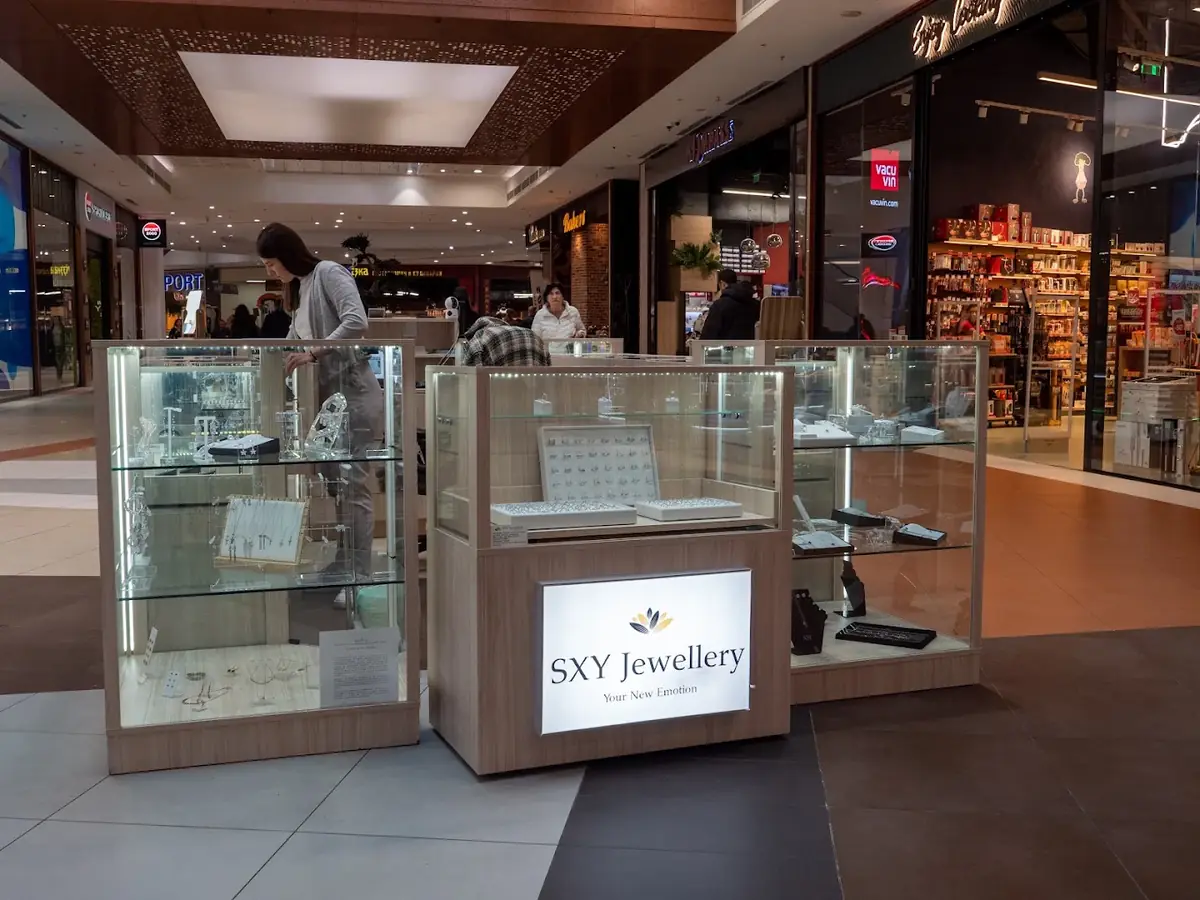 Витрини с бижута на SXY Jewellery в Парадайс Център