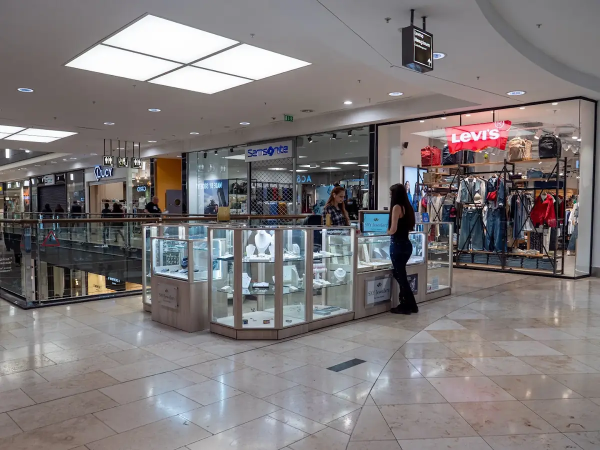 Витрини с бижута на SXY Jewellery в Сердика Център
